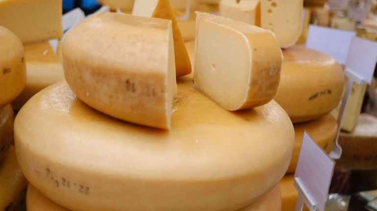 Українські сировари наростили продажі перед Великоднем, проте імпорт продовжує тиснути на ринок