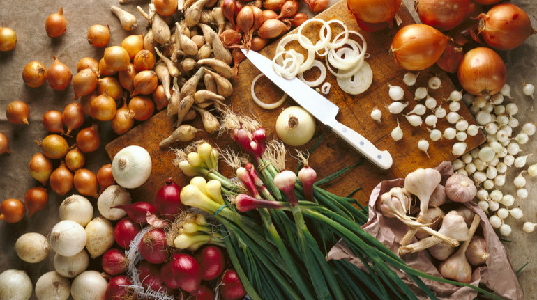 Лук продолжает дешеветь: сколько он сейчас стоит