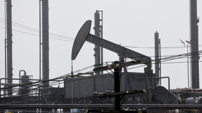 Нефть растет в цене, на пути к первому недельному росту за последние три недели, на