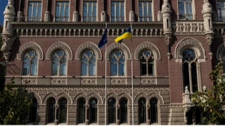 Нацбанк сьомий тиждень продає понад мільярд доларів на міжбанку