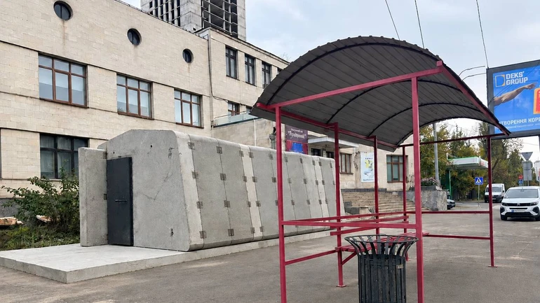 У Києві облаштовують перше мобільне укриття біля зупинки