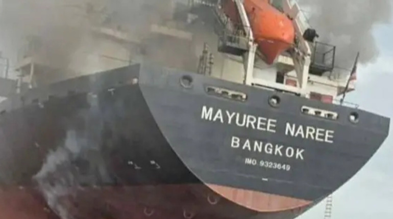 В районе Ормузского пролива обстреляли три судна