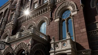 Нацбанк уже десятую неделю подряд продает более миллиарда долларов на межбанковском рынке