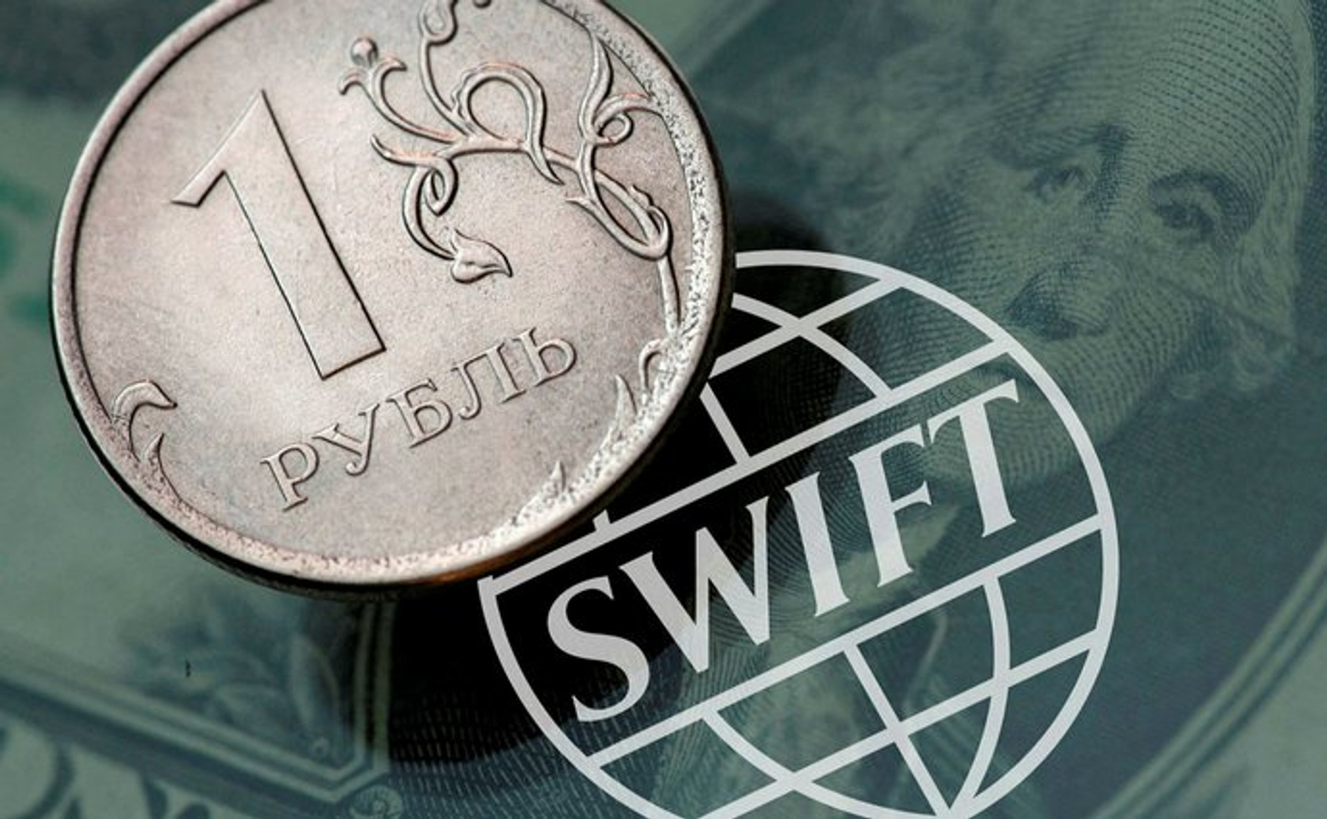 Відключення РФ від SWIFT: скільки заплатять росіяни за вторгнення в Україну