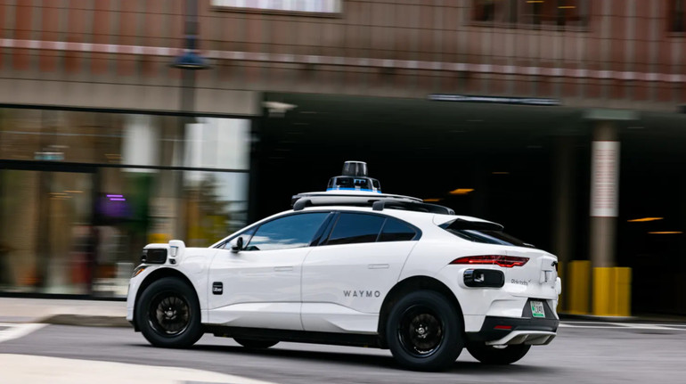 Tesla змушена наздогнати Waymo та інших конкурентів – CNBC