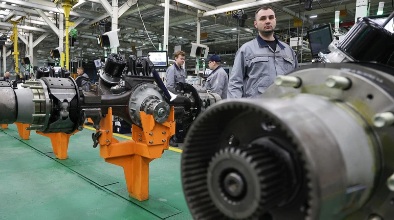 Щоб не зникнути в чорній дірі: КамАЗ знову переходить на 4-денний робочий тиждень