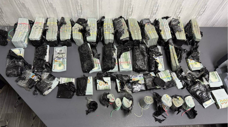 З України до Румунії хотіли вивезти майже $1 мільйон під капотом Мерседесу