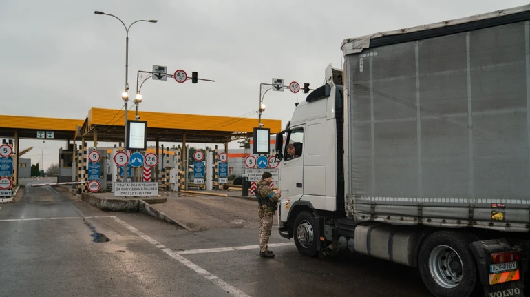 На кордоні тестують пріоритетний проїзд для вантажівок: які правила