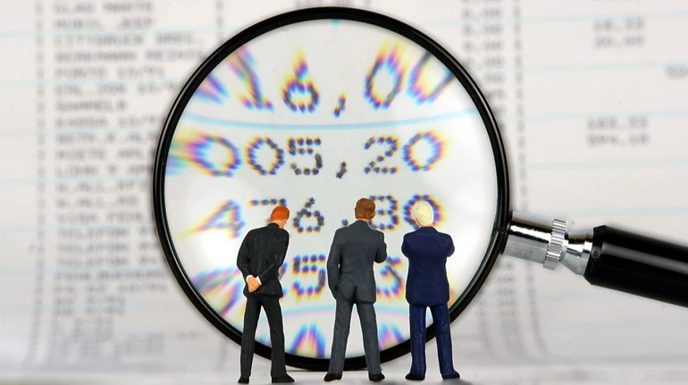 Стало известно, сколько в Украине людей с пожизненной слежкой от банков