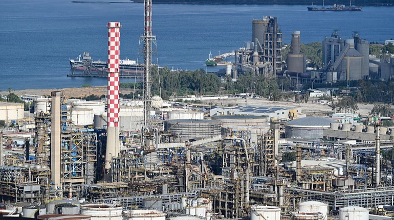 Саудовская Аравия перехватила две ракеты над нефтеперерабатывающими заводами