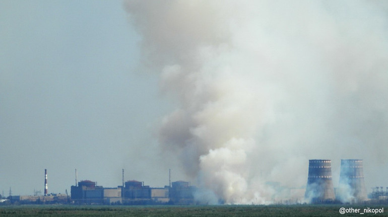 Поряд із Запорізькою АЕС помітили пожежу: попередньо горить вантажний порт
