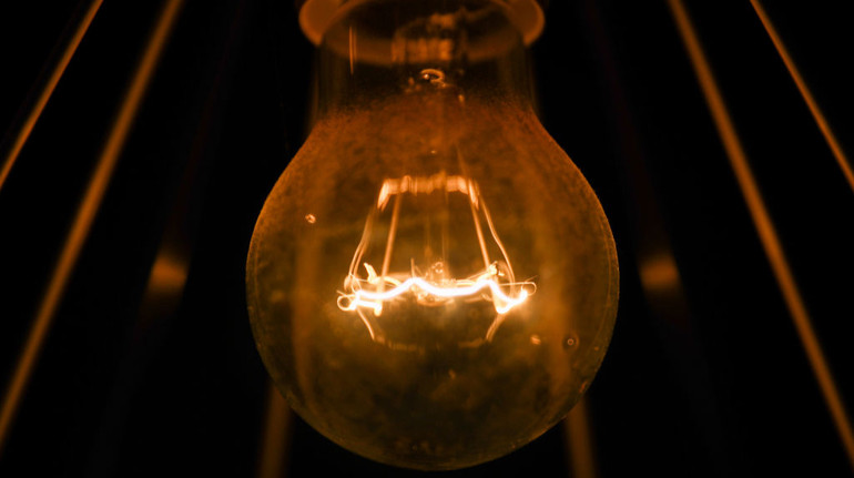 По всій Україні знову діють графіки погодинних відключень світла