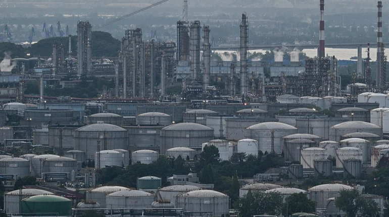 Азию может наводнить нефть из Ормуза: в заливе застряли 31 супертанкер