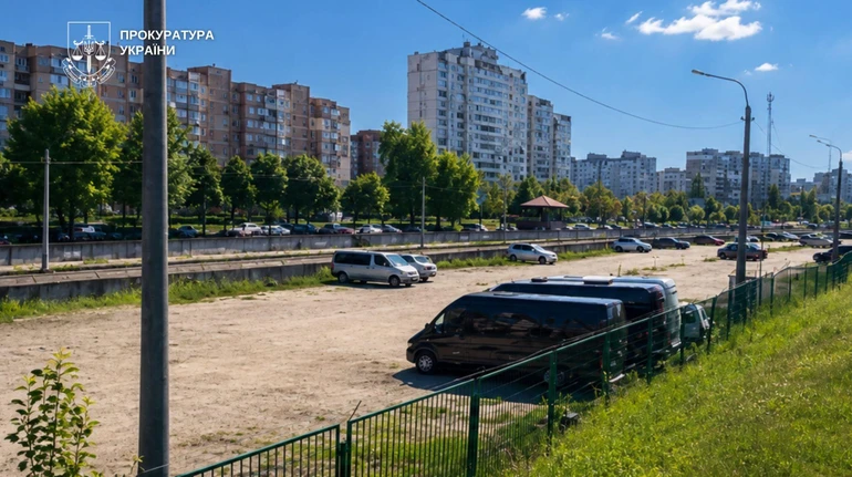 У Києві суд зобов’язав прибрати велику автостоянку по вулиці Бальзака