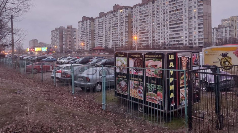 Суд обязал фирму вернуть Киевсовету участок на Троещине и снести недвижимость