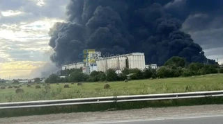 На Кубані після атаки українських дронів горить один з найбільших НПЗ Росії