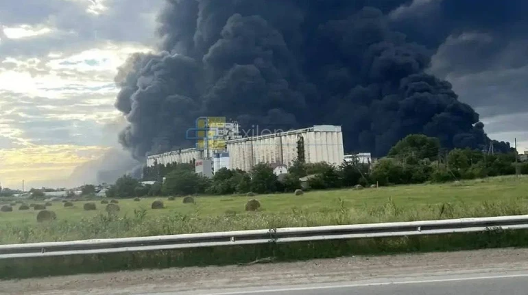 На Кубани после атаки украинских дронов горит один из крупнейших НПЗ России