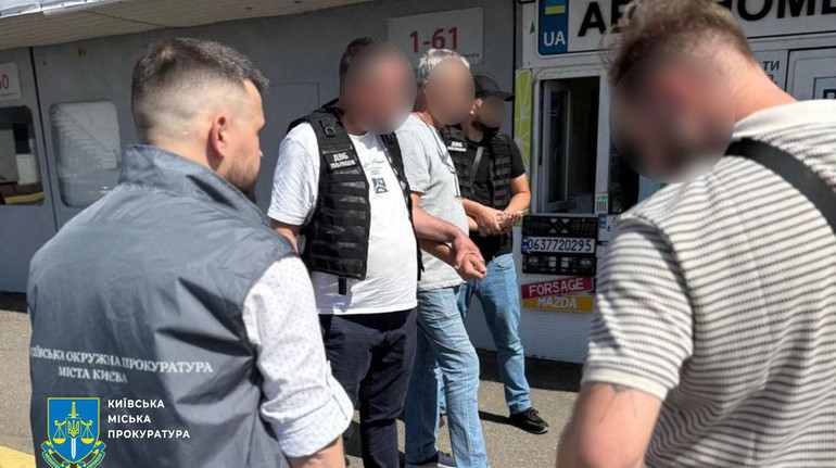 Задержали киевлянина, который за деньги помогал с регистрацией авто и новыми номерами