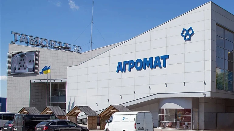 Росія атакувала та пошкодила будмагазин у Києві