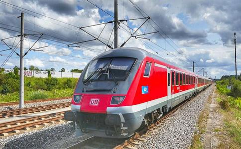 Новини вихідних: зміцнення гривні, нова Україна, Deutsche Bahn та Укрзалізниця