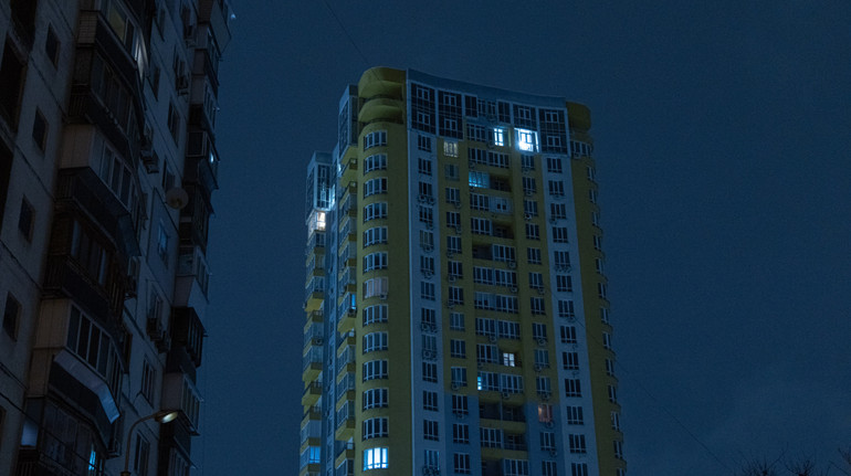 З опівночі Київ переходить до тимчасових графіків відключення світла – ДТЕК