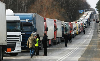 Блокада триває. Як позбутися 60-кілометрової черги вантажівок на кордоні з Польщею?