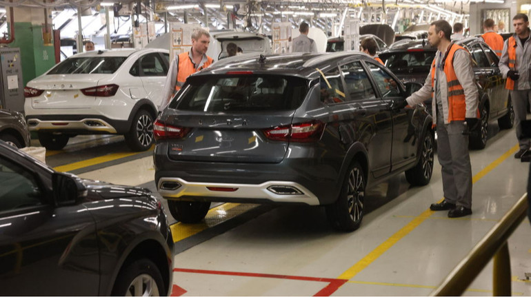 Обвал продажів: найбільший російський автовиробник АвтоВАЗ знизив виробничі плани на 40%