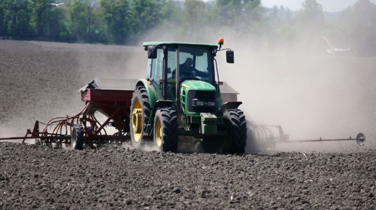 В Украине запустили программу поддержки фермеров для посевной: кто сможет получить помощь