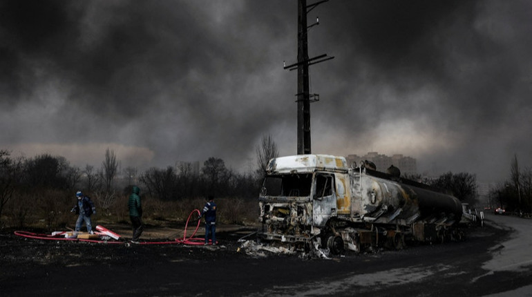 В Иране выпал опасный нефтяной дождь после ракетных ударов