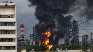 Мер Москви заявив про атаку дронів: у російській столиці палає НПЗ