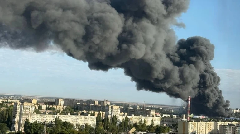 В Одесі після російської атаки палають два Епіцентри, є постраждалі
