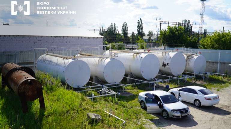 В Києві виявили нафтобазу, яка постачала контрафактне пальне до мережі АЗС