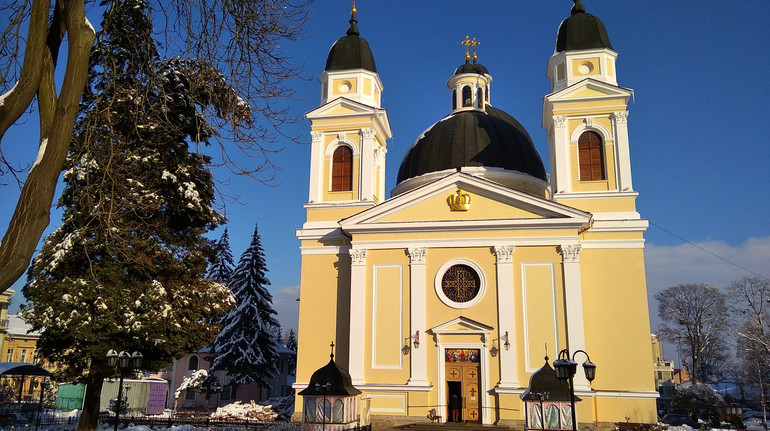 В Черновцах одна религиозная организация через суд отобрала собор у другой