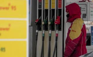 Евросоюз запретил нефтепродукты из РФ: как это ударит по доходам Кремля и что будет с ценами в Украине?