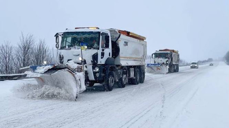 На дорогах Волыни и Ровенской области ограничили движение для грузовиков из-за снегопадов