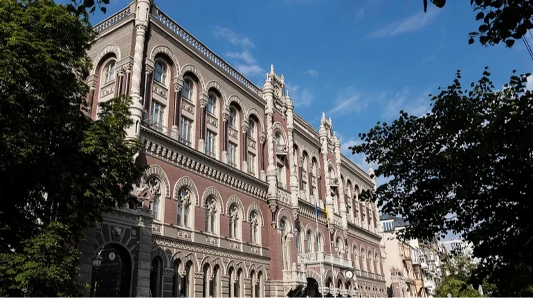 НБУ пом'якшив валютні вимоги для українців за кордоном