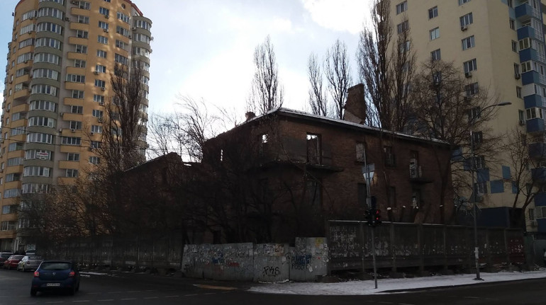 Суд розірвав угоду Київради з фірмою, яка хотіла перетворити нежитловий будинок на житловий