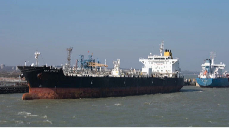 Російський тіньовий танкер затримали у Марселі