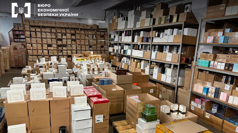 Підробляли парфуми та косметику відомих брендів: правоохоронці викрили злочинців