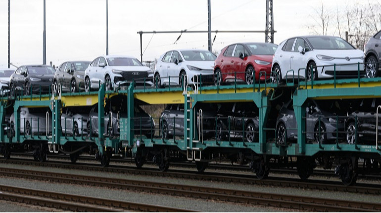 Украинцы за год потратили десятки миллиардов на авто: в лидерах Toyota, BMW и Mercedes