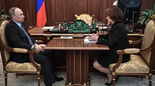 Путін змусив Центральний банк знизити базову ставку – Bloomberg