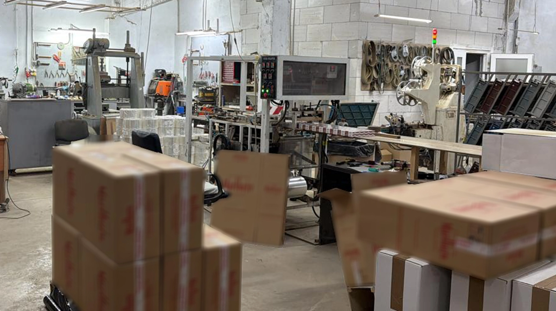 У Чернівцях виявили найбільшу нелегальну фабрику сигарет