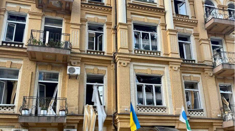 У Києві пошкоджені будівлі Податкової внаслідок російського обстрілу