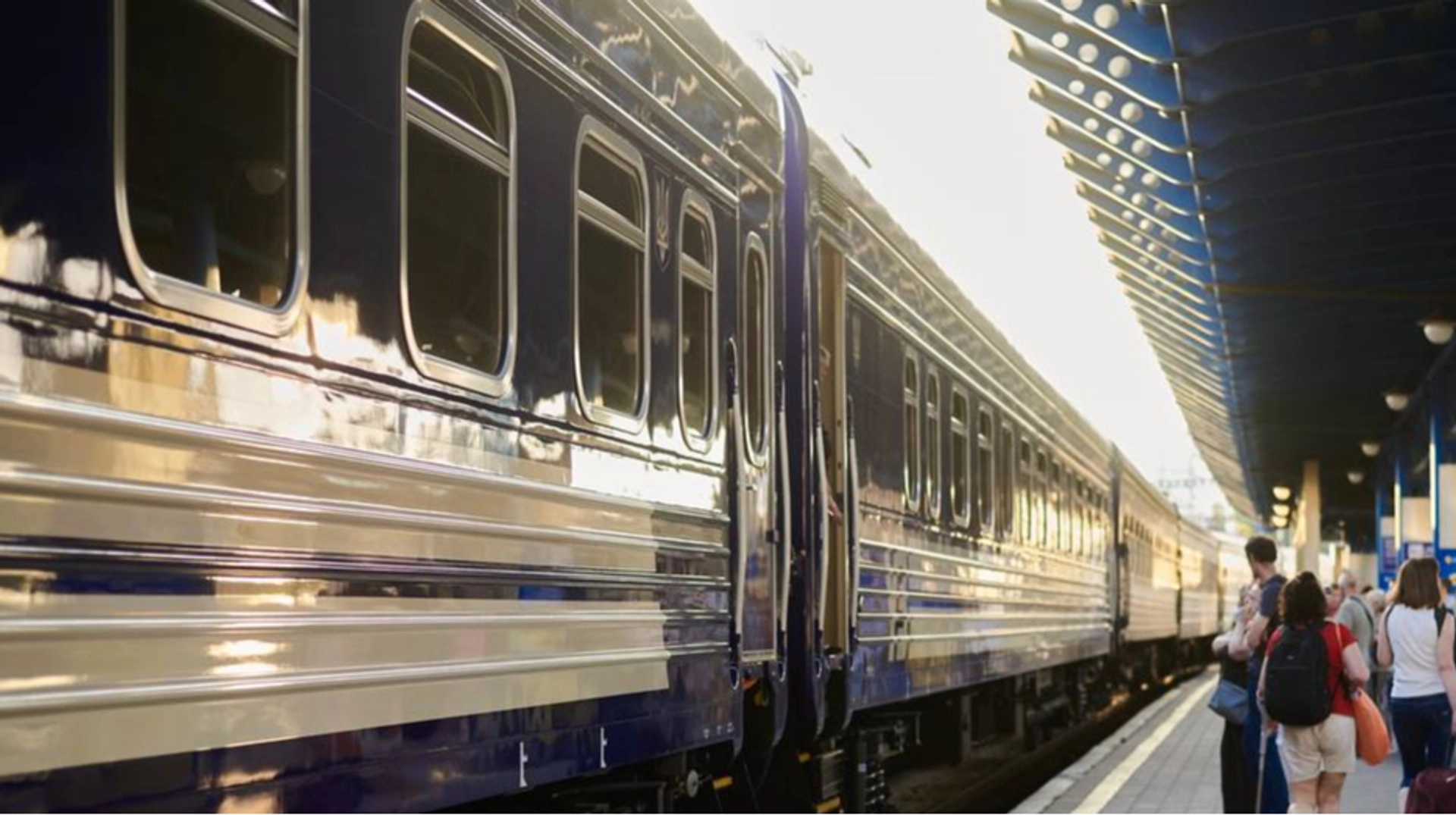 Затримки поїздів після обстрілів триватимуть ще добу