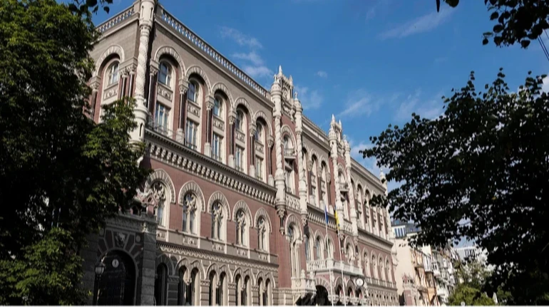 Нацбанк пʼятий тиждень продає понад мільярд доларів на міжбанку