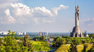 Прокуратура не змогла примусово виселити компанію з Батьківщини-Мати