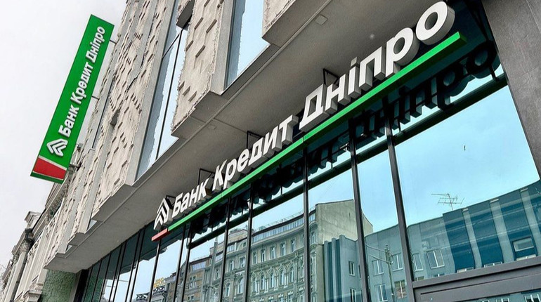 РФ нічною атакою пошкодила у Києві головні офіси двох банків