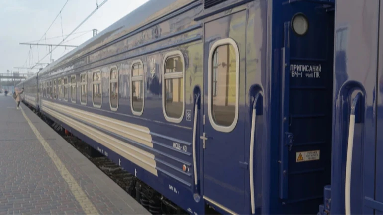 По усій країні поїзди затримуються на години