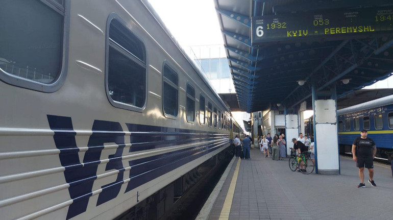 Квитки на міжнародні потяги за 300-500 євро: співробітникам УЗ після обшуків вручили 10 підозр
