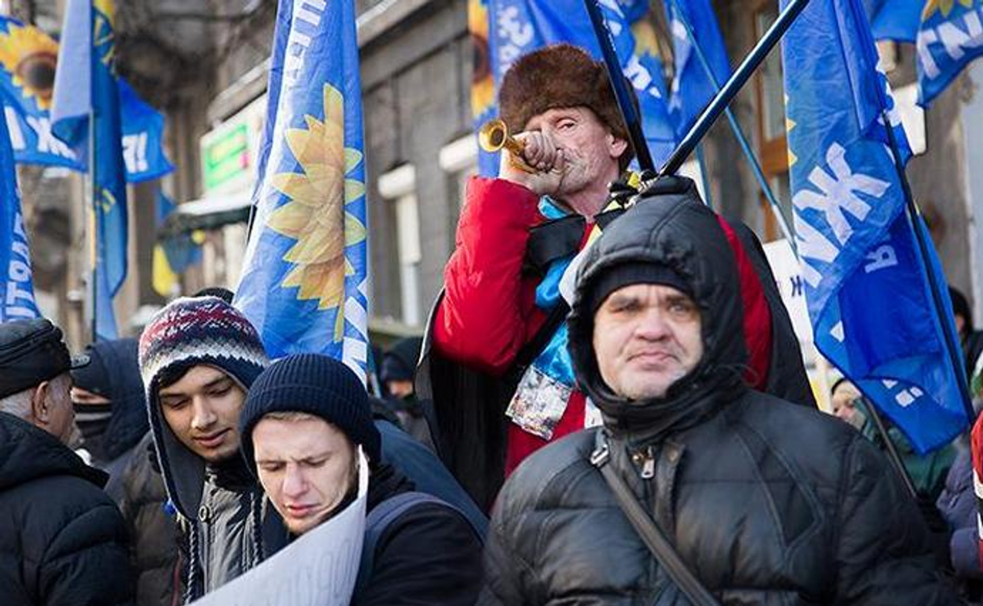 Українці заплатили 1,2 мільярда за тих хлопців і Порошенка. Чому це так?